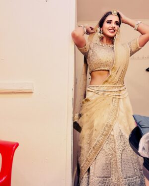 Nisha Nagpal Instagram - Golden hour, golden attire, golden memories. 🌅💫 

#goldenmoments #indian #lehanga #attire #function #ethnic #gold #goldenhour #memories