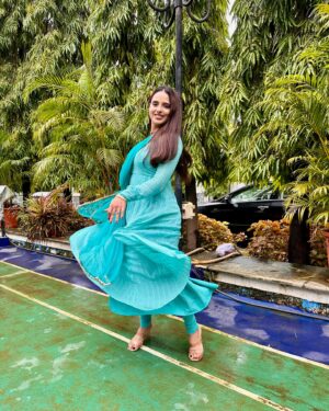 Nisha Nagpal Instagram - Yeh hamesha aise hi karta hai😡 @neerajgoswamiactor 
Swipe left to see the result💙

#instapic #picoftheday #indian #suit #anarkali #yrrkh #shoot #fyp #instagood #instadaily 

Pc- @saeebarve_ ♥️