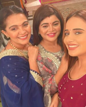 Nisha Nagpal Instagram - BTS with these beauties @saeebarve_ @ami_trivedi_official 

#bts #yrkkh #instadaily