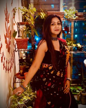 Nishat Priom Instagram - Embrace of shadows, where every color whispers a vibrant tale of contrasts and dreams ♟️🥀🕯️
#nishatpriom