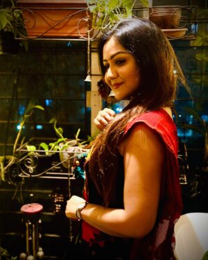 Nishat Priom Instagram - Embrace of shadows, where every color whispers a vibrant tale of contrasts and dreams ♟️🥀🕯️
#nishatpriom