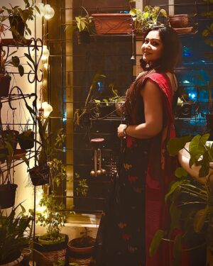 Nishat Priom Instagram - Embrace of shadows, where every color whispers a vibrant tale of contrasts and dreams ♟️🥀🕯️
#nishatpriom