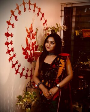 Nishat Priom Instagram - Embrace of shadows, where every color whispers a vibrant tale of contrasts and dreams ♟️🥀🕯️
#nishatpriom