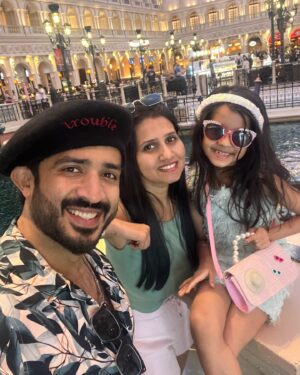 Nitya saxena Instagram - Get set gooo…Vegas! ❤️

@viyaofficial @nitya.saxena1186 @suvatsala_rakle #princessviya #anchorravi #vegas #vacation #holiday #familyfirst #familytime