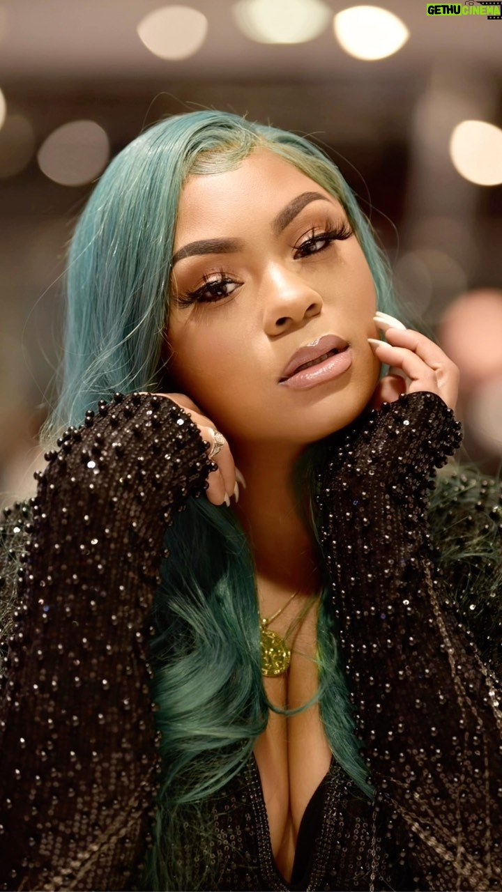 Nivea - 89.8K Likes - Even the stars were jealous of the sparkle in her eyes ✨
📸: @photostuartphotography 💚