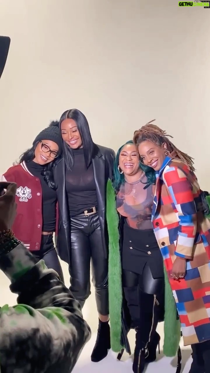 Nivea Instagram - Amazing times w/ amazing people! Make sure you tune in to the Soul Train Awards on @bet 💚 @cynthiabailey @jenniferhollidaydreamgirl @yesimprettyvee @jadenovah @tamarbraxton