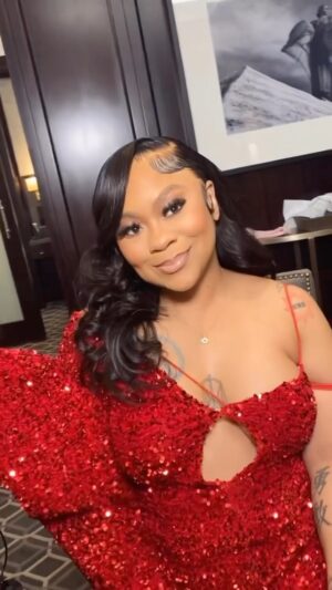 Nivea Instagram - Beauty begins the moment you decide to be yourself! 🌹

MUA: @thebeautybeatbriya 
Hairstylist: @tohtee_ 
Hair: @empressbundles 
Outfit: @therylexperience / @kdanielsdesigns 
#ThisIsNivea #OhMyLamb