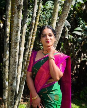 Nivedita Rajappan Instagram - Draped In Elegance ✨😎

📸: @preyah_____ 

#saree #traditional #pink #green #elegance #curlyhair