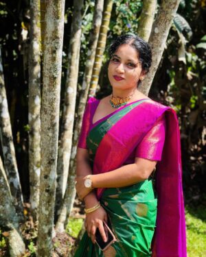 Nivedita Rajappan Instagram - Draped In Elegance ✨😎

📸: @preyah_____ 

#saree #traditional #pink #green #elegance #curlyhair