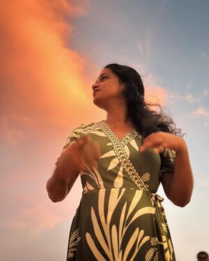 Nivedita Rajappan Instagram - Gölden Höur..✨

#sunset #glow #sunshine #memories