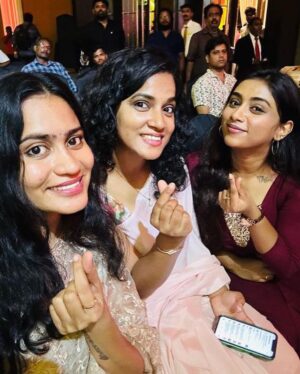 Nivedita Rajappan Instagram - Pictures from MaaMannan celebration ❤️

#MaaMannan 

1st pic courtesy: @naveen_ani