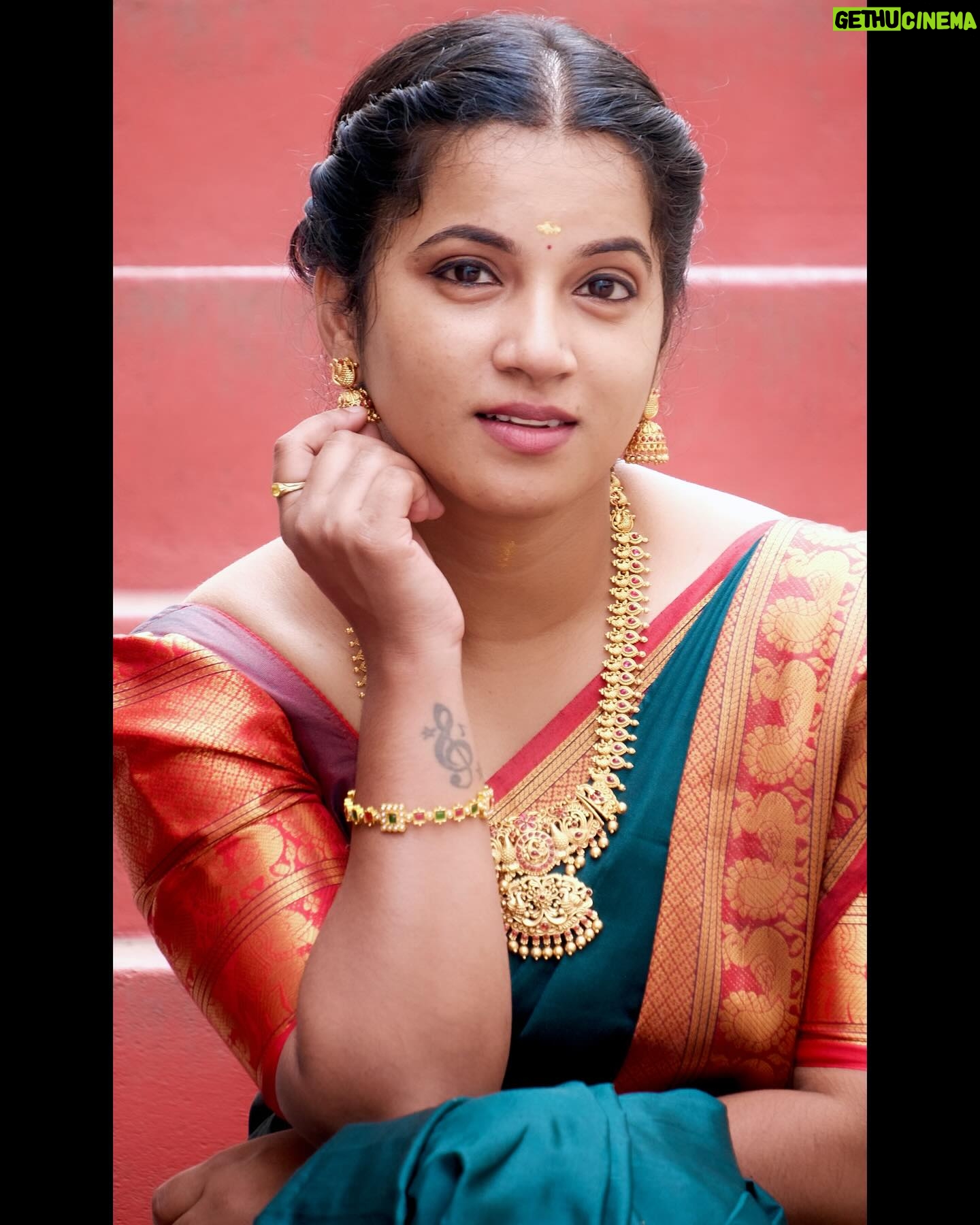 Nivedita Rajappan - 19K Likes - A Love Affair With My Saree ♥️
#saree #red #green