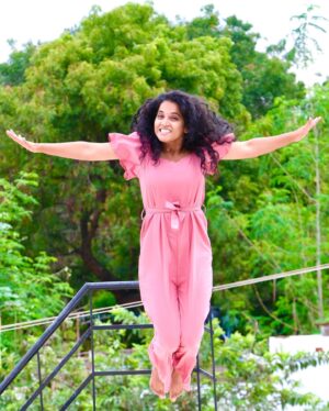 Nivedita Rajappan Instagram - Yippeeee..! 💖😝

📸; @gomz_shankar 

#crazy #bounce #curlyhair #joy #thrilled #happy