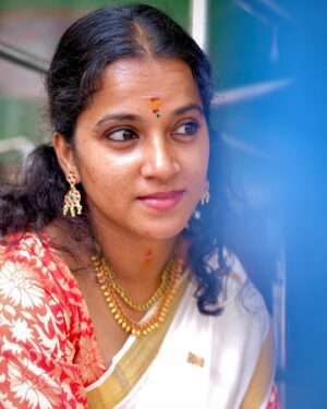 Nivedita Rajappan Instagram - Wishing A Very Happy Onam To You And Your Entire Family 🤍🌸🌼

#onam #smiles #candid