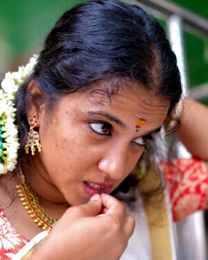 Nivedita Rajappan Instagram - Wishing A Very Happy Onam To You And Your Entire Family 🤍🌸🌼

#onam #smiles #candid