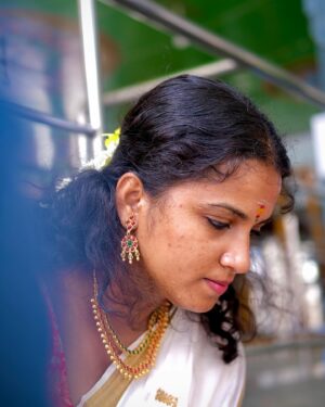 Nivedita Rajappan Instagram - Wishing A Very Happy Onam To You And Your Entire Family 🤍🌸🌼

#onam #smiles #candid