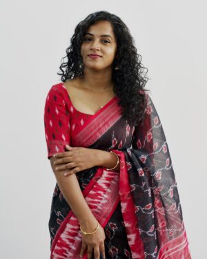 Nivedita Rajappan Instagram - One of my fav wear is saree and thank you @malarpetals for sending me this awesomest saree… 

I really love the design and fabric ❤️✨ 
If you are saree lover like me , with out any doubt visit @malarpetals online page 

#promotion #saree #love #red #black #malarpetals