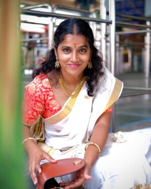 Nivedita Rajappan Instagram - Wishing A Very Happy Onam To You And Your Entire Family 🤍🌸🌼

#onam #smiles #candid