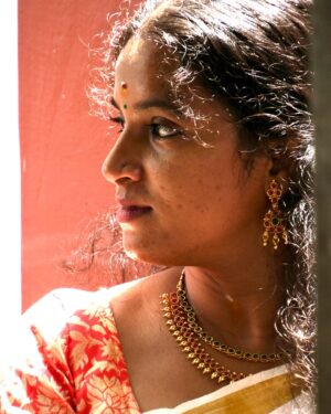 Nivedita Rajappan Instagram - Wishing A Very Happy Onam To You And Your Entire Family 🤍🌸🌼

#onam #smiles #candid