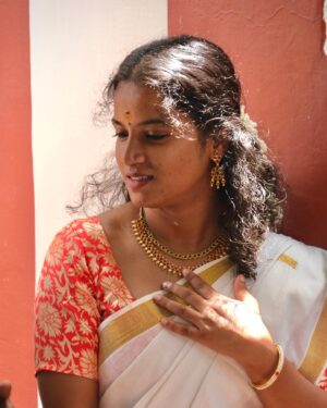 Nivedita Rajappan Instagram - Wishing A Very Happy Onam To You And Your Entire Family 🤍🌸🌼

#onam #smiles #candid