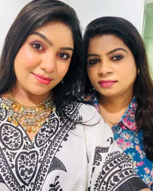 Niyuktha Prasad Instagram - A Day with my Shopaholic MOM♥️😘🛍️

#mom #daughter #love #friends #dayout #shopping