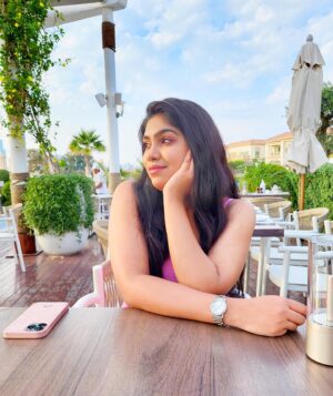 Niyuktha Prasad Instagram - Blue skies and sun-kissed tans🌻

#sunnyday #blue #sky #love #sunkissed #pic #favourite #weather #dubai
