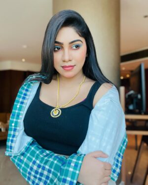Niyuktha Prasad Instagram - Rate this look out of /10😅