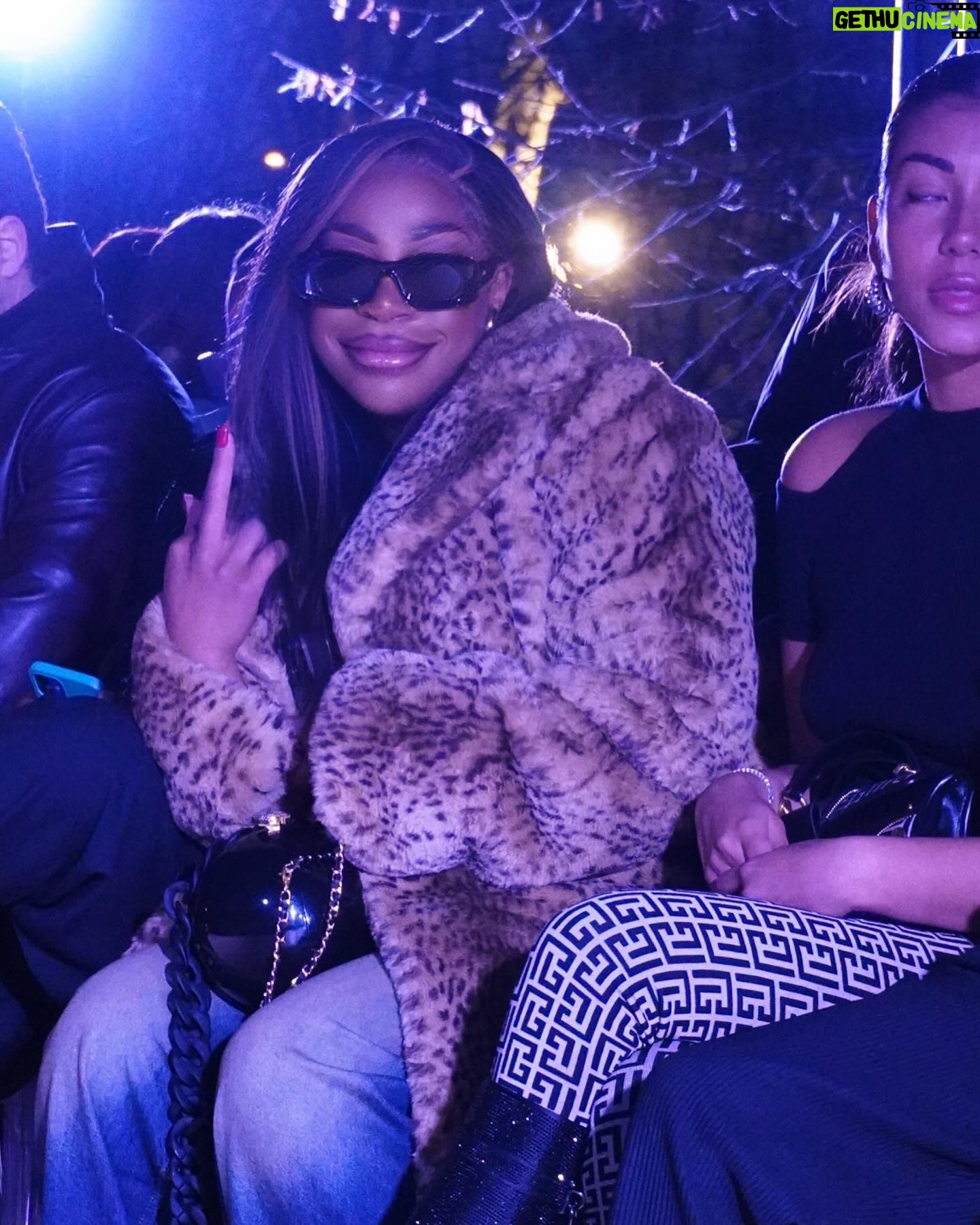 Noémie Abossolo - 36.8K Likes - Impossible de résumer cette Année de plus en un carrousel!!
Il c’est passé tant de chose de mes 34 à mes 35 ans et je remercie le BON DIEU pour le mauvais mais surtout pour le bon 🙏🏾✨
J’ai grandis cette année avec vous et j’ai pas fini de grandir donc « LONGUE VIE A NOUS » DIEU VOUS BÉNISSE MA FAMILY MONDIALE des réseaux en espérant continuer de grandir avec VOUS encore des années 🥹❤️