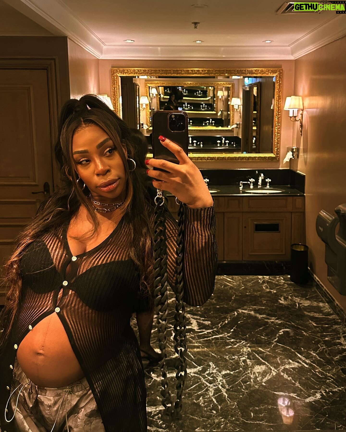 Noémie Abossolo - 36.8K Likes - Impossible de résumer cette Année de plus en un carrousel!!
Il c’est passé tant de chose de mes 34 à mes 35 ans et je remercie le BON DIEU pour le mauvais mais surtout pour le bon 🙏🏾✨
J’ai grandis cette année avec vous et j’ai pas fini de grandir donc « LONGUE VIE A NOUS » DIEU VOUS BÉNISSE MA FAMILY MONDIALE des réseaux en espérant continuer de grandir avec VOUS encore des années 🥹❤️