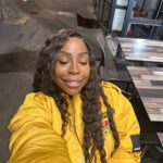 Noémie Abossolo Instagram - 🍯🙃💛🫠 Commentez avec vos émoticones jaunes préféré ? 🤩 C’est la mi saison et avec ce temps j’ai optez pour un bombers léger PLT @prettylittlething jaune histoire de colorer le temps gris 🙃🌧️ Collaboration rémunéré* #foryou #pourtoi #prettylittlething #publicité #paris