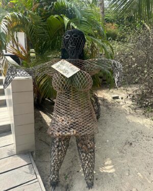 Noémie Abossolo Instagram - NO FILTER ET JE MEN FICHE 🐅🌴

Fin de ce séjour fort en émotions j’ai aimé et vécu intensément chaque moments!
Malgré la fatigue de la grossesse , manque de sommeil , hormones et rétention d’eau  ça m’a permis de me ressourcer et de recharger mes batterie l’AFRIQUE continent de la joie de vivre 🇨🇮❤️

👙: @prettylittlething