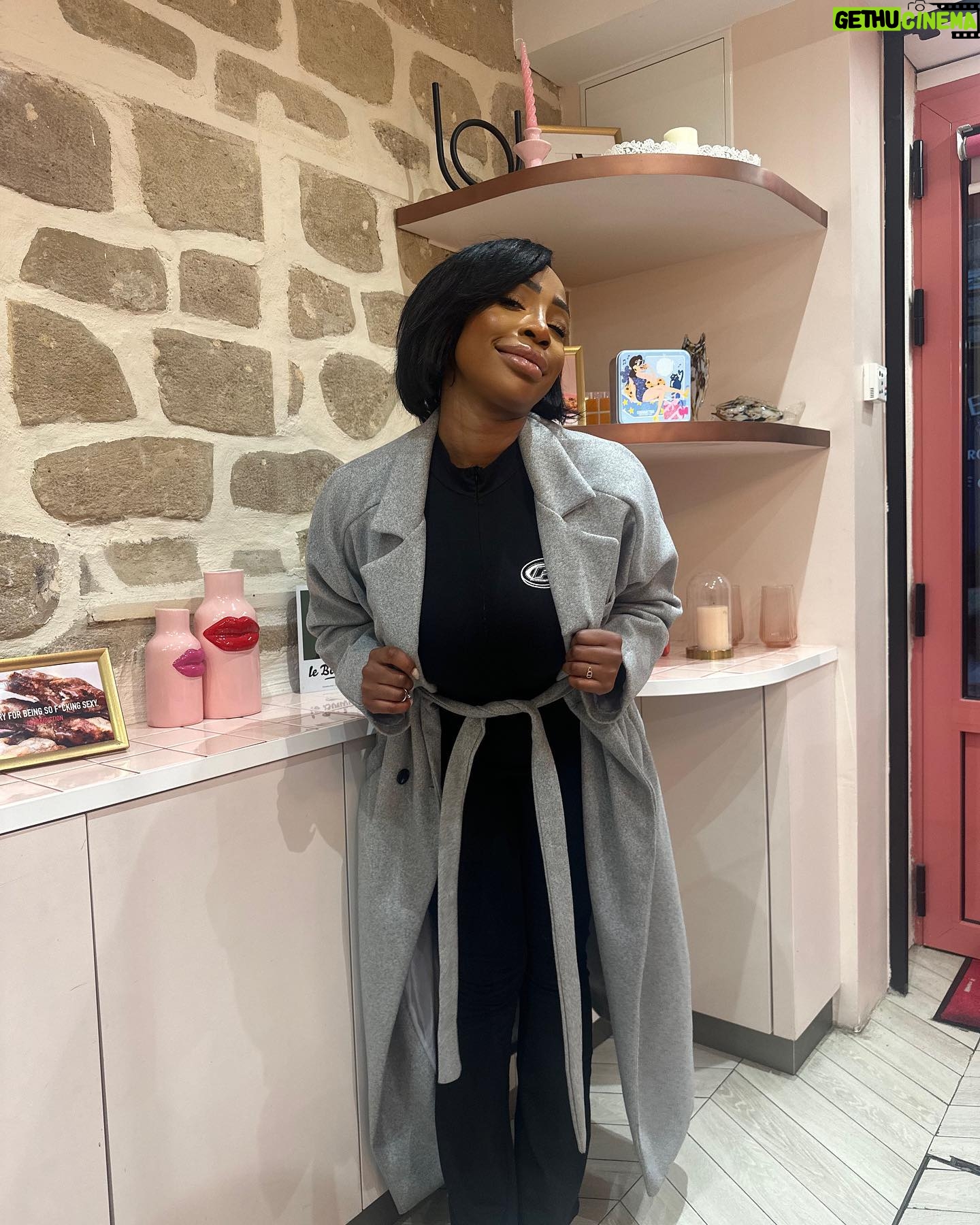 Noémie Abossolo Instagram - 🩶GET READY FOR PINK FRIDAY🩶 De minuit à 18h jusqu’à -40 % sur @prettylittlething* avec le code PROMO40 puis de 18h à minuit jusqu’à -45 % avec le code PROMO45 * Sauf beauté et nouveautés #PLTPinkFriday (Attention les offres du coup sont sur 24h, de minuit dimanche soir à minuit lundi soir) Voici le lien swipe up vers les promos : https://plt.shop/40GNsla Publicité*