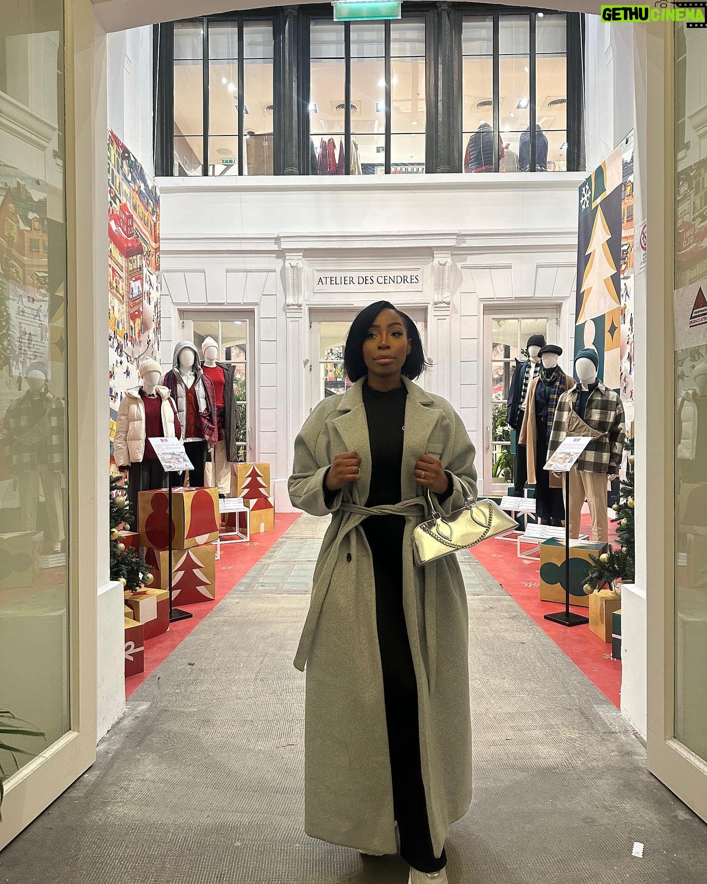 Noémie Abossolo Instagram - 🩶GET READY FOR PINK FRIDAY🩶 De minuit à 18h jusqu’à -40 % sur @prettylittlething* avec le code PROMO40 puis de 18h à minuit jusqu’à -45 % avec le code PROMO45 * Sauf beauté et nouveautés #PLTPinkFriday (Attention les offres du coup sont sur 24h, de minuit dimanche soir à minuit lundi soir) Voici le lien swipe up vers les promos : https://plt.shop/40GNsla Publicité*