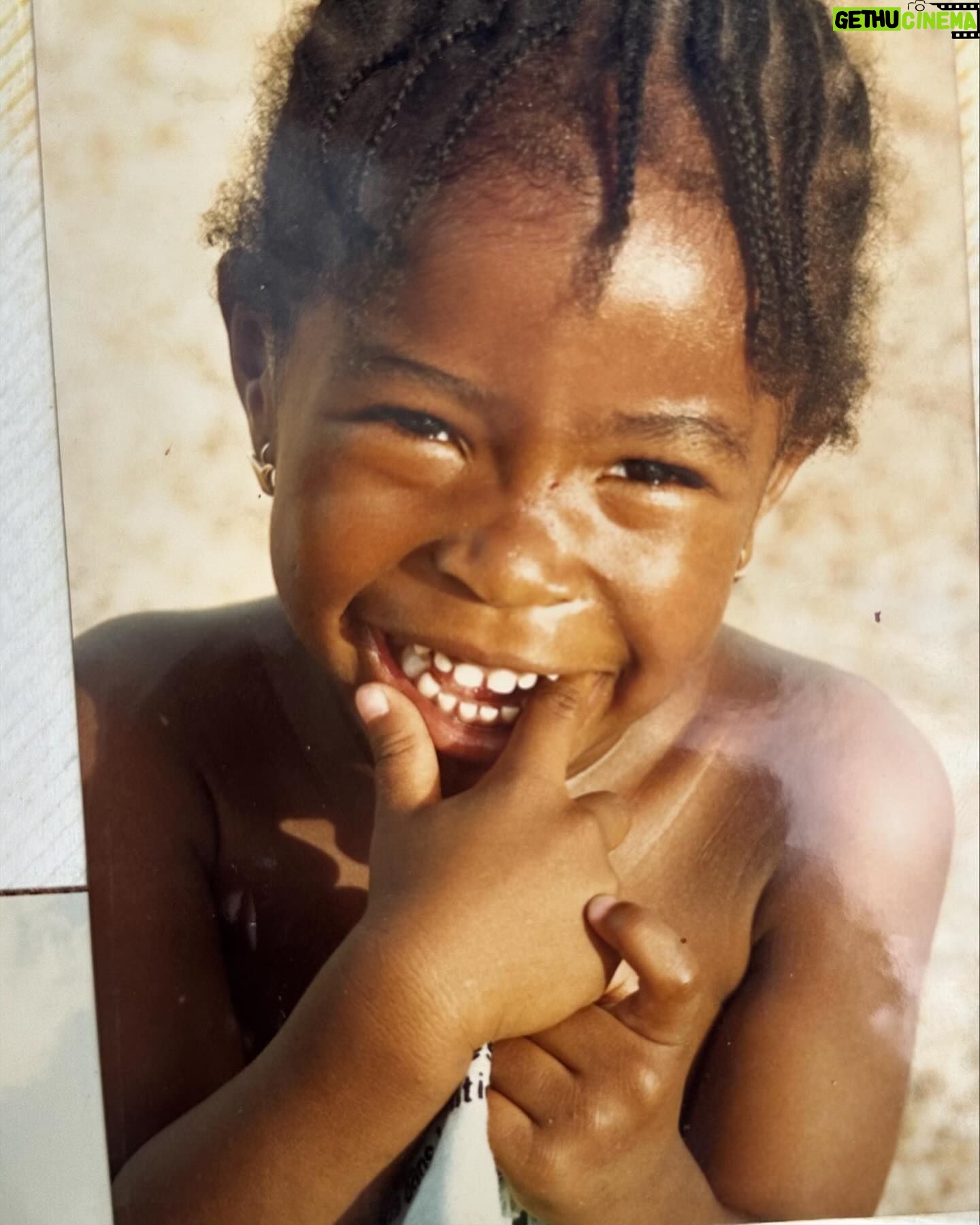 Noémie Abossolo - 36.8K Likes - Impossible de résumer cette Année de plus en un carrousel!!
Il c’est passé tant de chose de mes 34 à mes 35 ans et je remercie le BON DIEU pour le mauvais mais surtout pour le bon 🙏🏾✨
J’ai grandis cette année avec vous et j’ai pas fini de grandir donc « LONGUE VIE A NOUS » DIEU VOUS BÉNISSE MA FAMILY MONDIALE des réseaux en espérant continuer de grandir avec VOUS encore des années 🥹❤️
