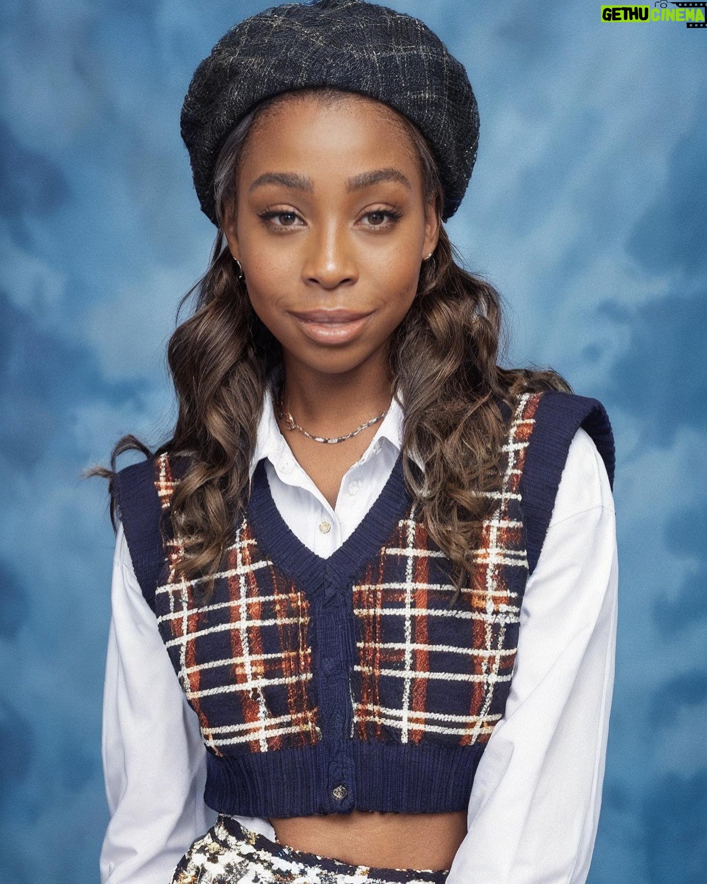 Noémie Abossolo Instagram - ✨Je me suis toujours imaginé être Dionne dans CLUELESS ou LAURA de la série vie de famille ✨ Durant mon adolescence c’était mon rêve ultime d’être la fille populaire qui fait partie des POMPOM GIRL et bien grâce à cette trend c’est fait 🇺🇸 Et vous vous auriez été quelle élève l’intello, la fille populaire , la sportive ou la rebelle ? #foryou #trend #pourtoi