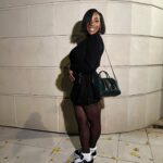 Noémie Abossolo Instagram – ✨🙂I’M SMILE ADDICT 🙃✨

👜: @givenchy 
👟: @adidasparis
💇🏽‍♀️: @newconceptbyrims