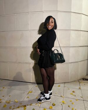 Noémie Abossolo Instagram - ✨🙂I’M SMILE ADDICT 🙃✨

👜: @givenchy 
👟: @adidasparis
💇🏽‍♀️: @newconceptbyrims