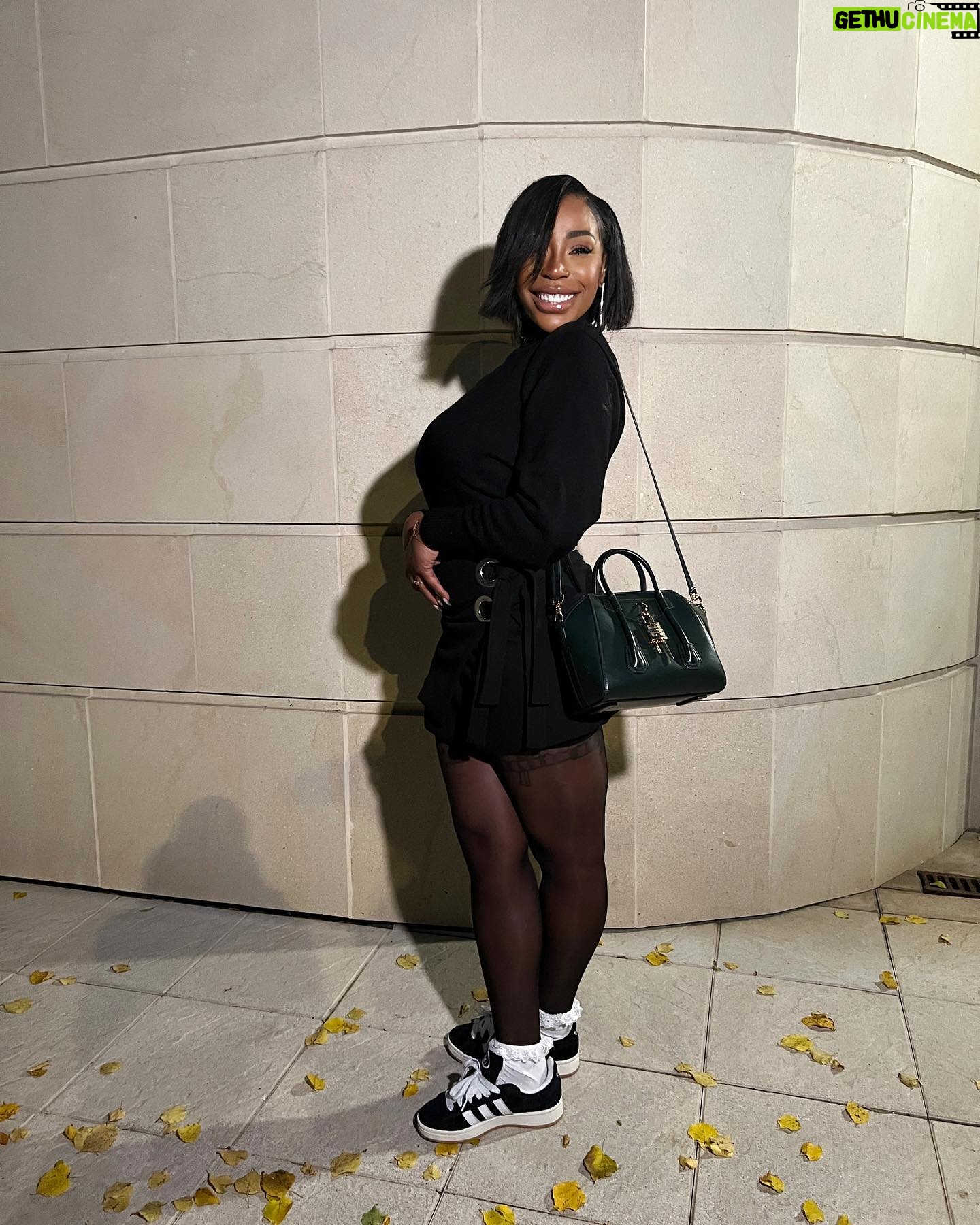 Noémie Abossolo - 15.6K Likes - ✨🙂I’M SMILE ADDICT 🙃✨
👜: @givenchy
👟: @adidasparis
💇🏽♀️: @newconceptbyrims
