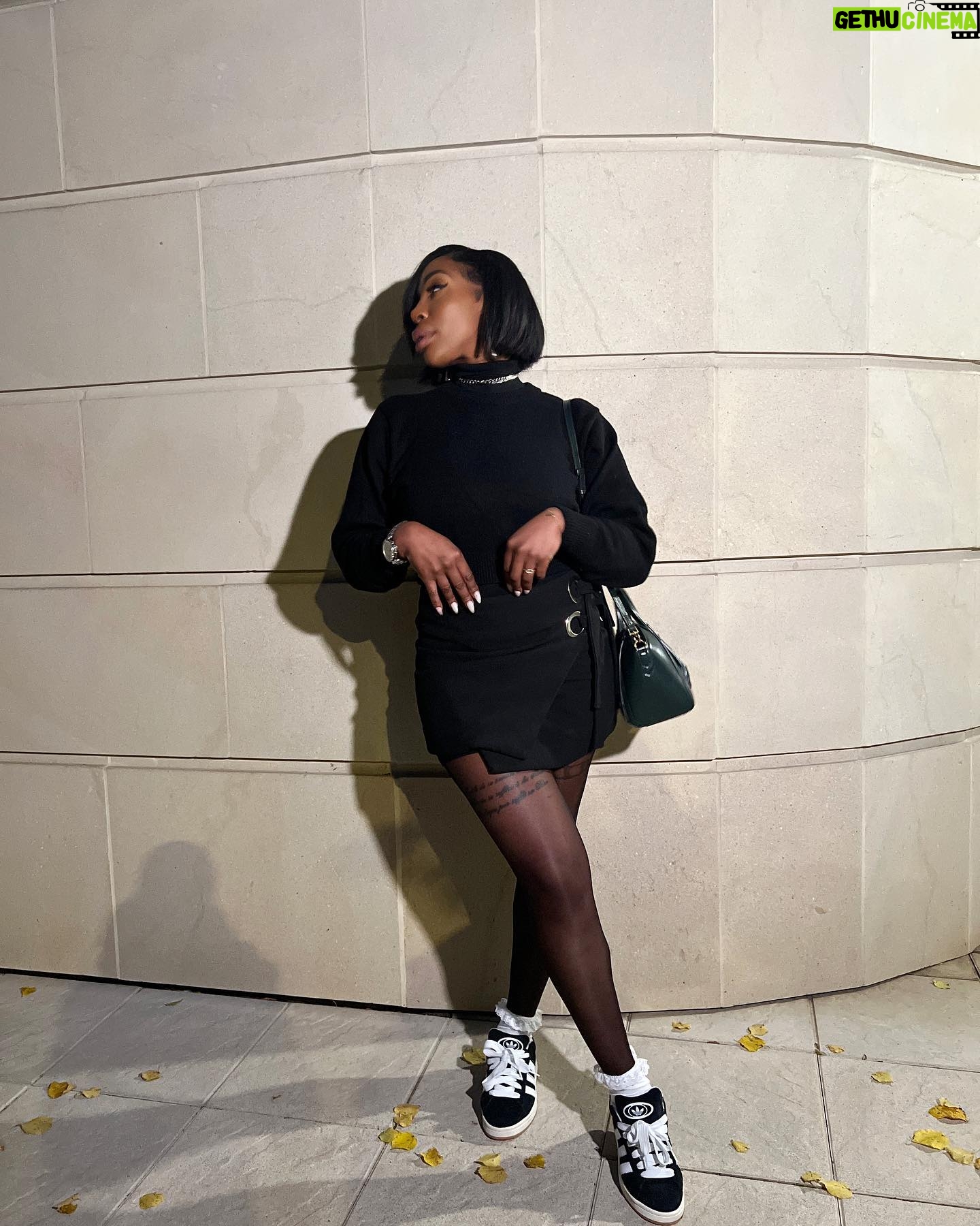 Noémie Abossolo - 15.6K Likes - ✨🙂I’M SMILE ADDICT 🙃✨
👜: @givenchy
👟: @adidasparis
💇🏽♀️: @newconceptbyrims
