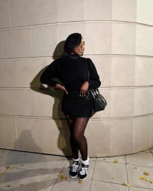 Noémie Abossolo Instagram - ✨🙂I’M SMILE ADDICT 🙃✨

👜: @givenchy 
👟: @adidasparis
💇🏽‍♀️: @newconceptbyrims