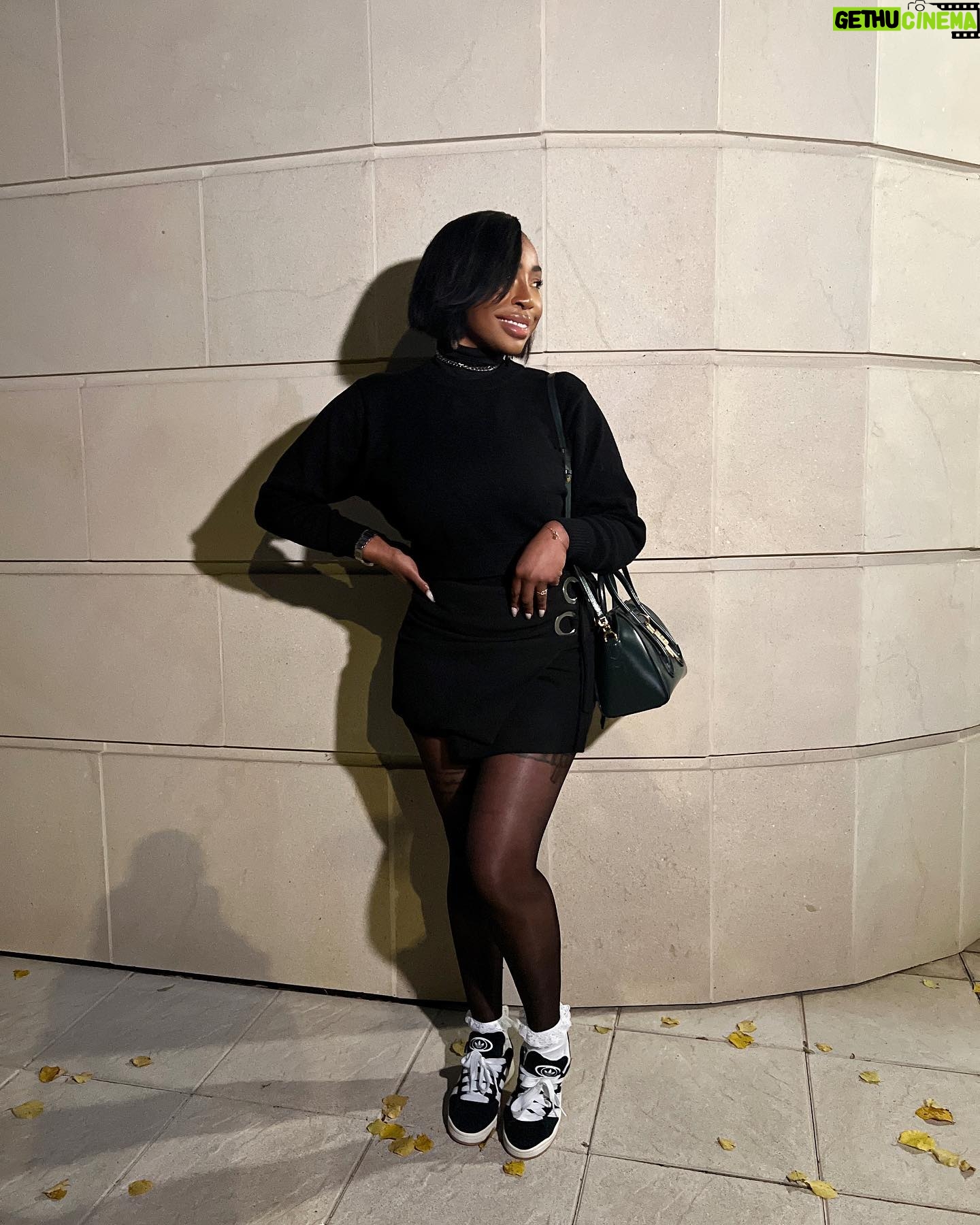 Noémie Abossolo - 15.6K Likes - ✨🙂I’M SMILE ADDICT 🙃✨
👜: @givenchy
👟: @adidasparis
💇🏽♀️: @newconceptbyrims