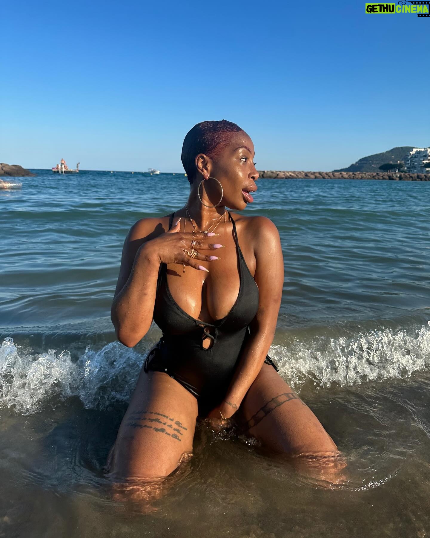Noémie Abossolo - 36.8K Likes - Impossible de résumer cette Année de plus en un carrousel!!
Il c’est passé tant de chose de mes 34 à mes 35 ans et je remercie le BON DIEU pour le mauvais mais surtout pour le bon 🙏🏾✨
J’ai grandis cette année avec vous et j’ai pas fini de grandir donc « LONGUE VIE A NOUS » DIEU VOUS BÉNISSE MA FAMILY MONDIALE des réseaux en espérant continuer de grandir avec VOUS encore des années 🥹❤️