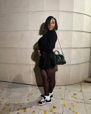 Noémie Abossolo Instagram - ✨🙂I’M SMILE ADDICT 🙃✨

👜: @givenchy 
👟: @adidasparis
💇🏽‍♀️: @newconceptbyrims