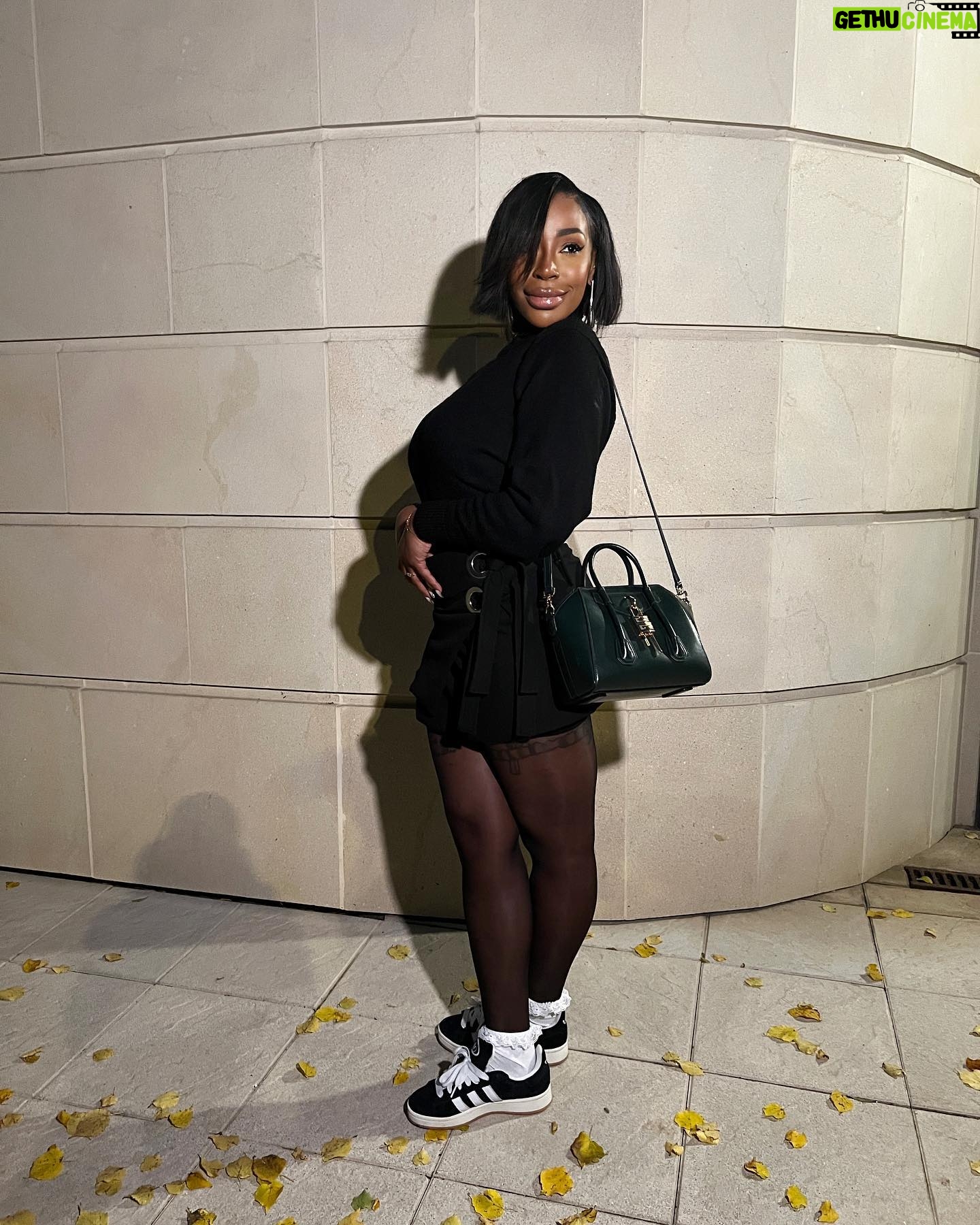 Noémie Abossolo - 15.6K Likes - ✨🙂I’M SMILE ADDICT 🙃✨
👜: @givenchy
👟: @adidasparis
💇🏽♀️: @newconceptbyrims