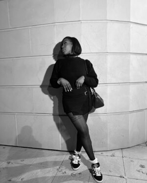 Noémie Abossolo Instagram - ✨🙂I’M SMILE ADDICT 🙃✨

👜: @givenchy 
👟: @adidasparis
💇🏽‍♀️: @newconceptbyrims