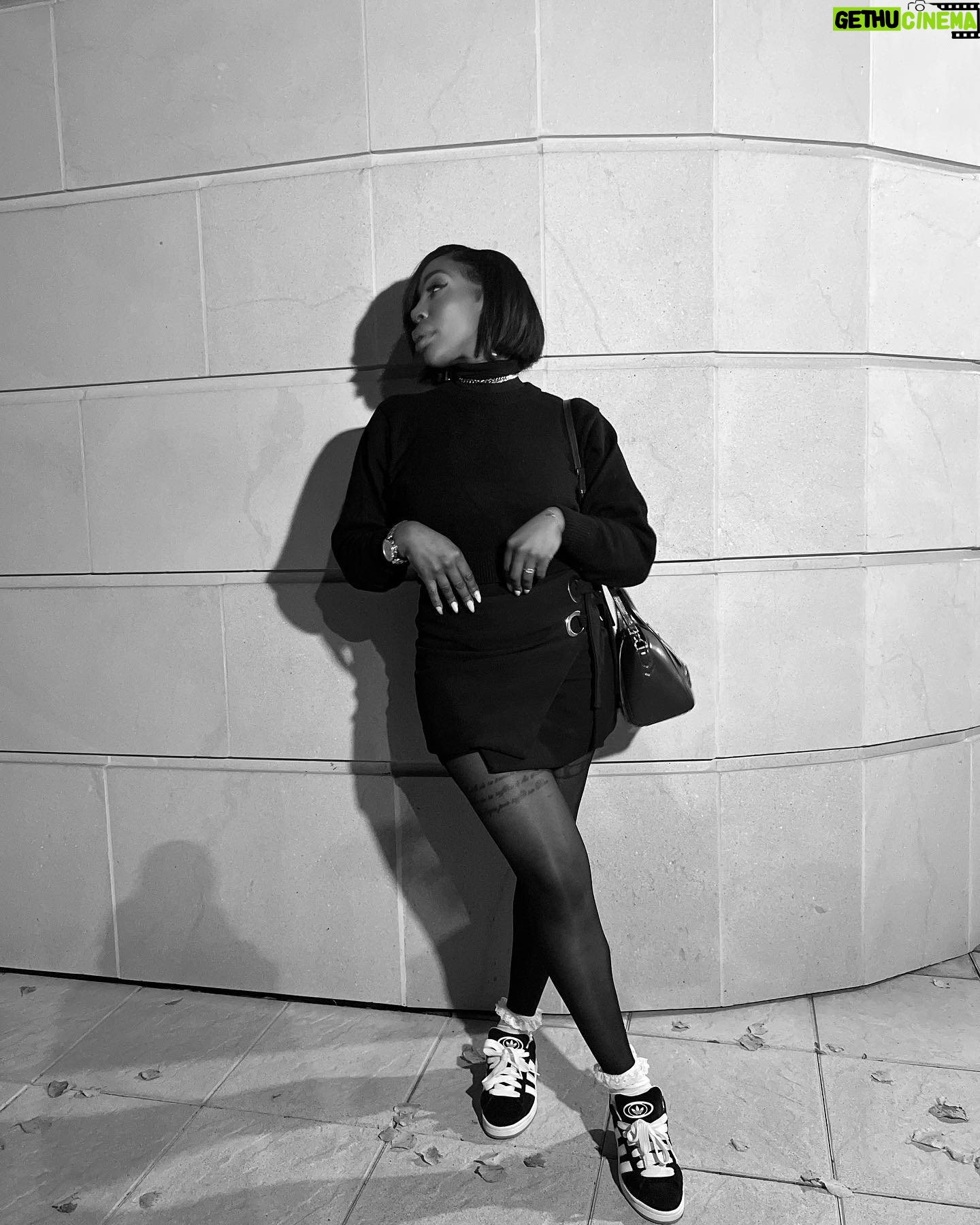 Noémie Abossolo - 15.6K Likes - ✨🙂I’M SMILE ADDICT 🙃✨
👜: @givenchy
👟: @adidasparis
💇🏽♀️: @newconceptbyrims
