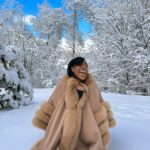 Noémie Abossolo Instagram - SNOW MAKE ME HAPPY ☃️❄️ Le modèle de ma veste est la SAHARA 🍂 💇🏽‍♀️: @newconceptbyrims #gifting #megeve #ski