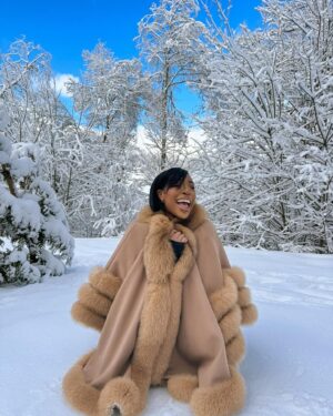 Noémie Abossolo Instagram - SNOW MAKE ME HAPPY ☃️❄️
 
Le modèle de ma veste est la SAHARA 🍂

💇🏽‍♀️: @newconceptbyrims 

#gifting #megeve #ski