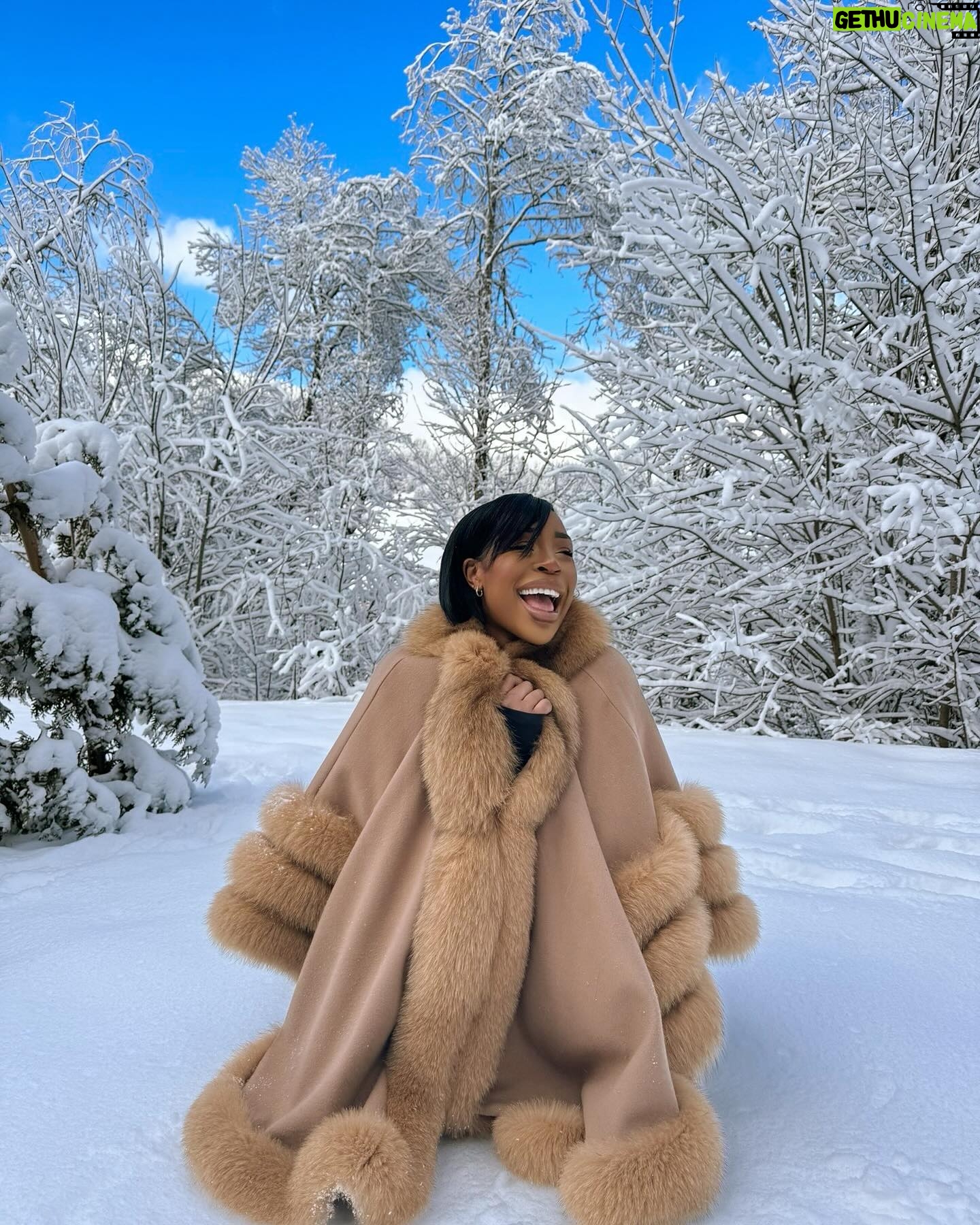 Noémie Abossolo - 25.4K Likes - SNOW MAKE ME HAPPY ☃️❄️
Le modèle de ma veste est la SAHARA 🍂
💇🏽♀️: @newconceptbyrims
#gifting #megeve #ski