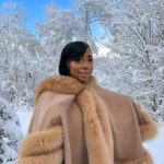 Noémie Abossolo Instagram - SNOW MAKE ME HAPPY ☃️❄️ Le modèle de ma veste est la SAHARA 🍂 💇🏽‍♀️: @newconceptbyrims #gifting #megeve #ski